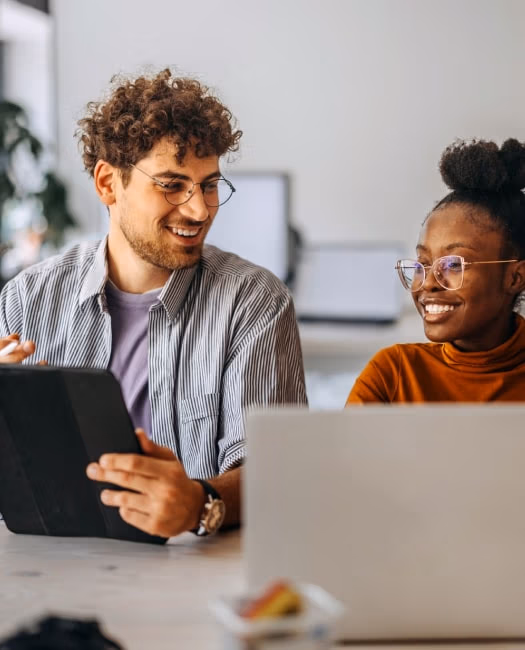 Deux collaborateurs de l’agence WEBECO à Draguignan échangent autour d’un projet digital, travaillant ensemble sur des solutions web adaptées aux besoins du client.
