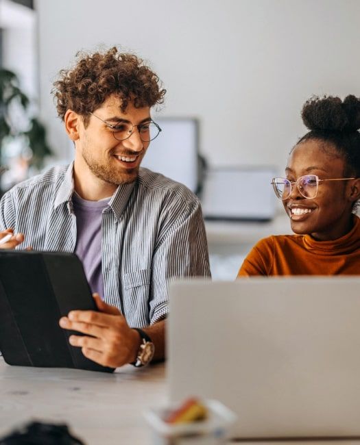 Deux collaborateurs de l’agence WEBECO à Draguignan échangent autour d’un projet digital, travaillant ensemble sur des solutions web adaptées aux besoins du client.