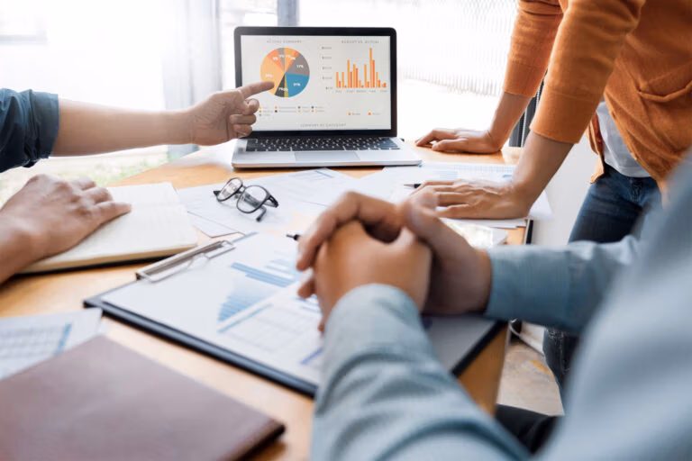 Une équipe de l’agence WEBECO à Draguignan analyse les performances marketing d’un site web à l’aide de graphiques et rapports SEO/SEA pour affiner la stratégie digitale.