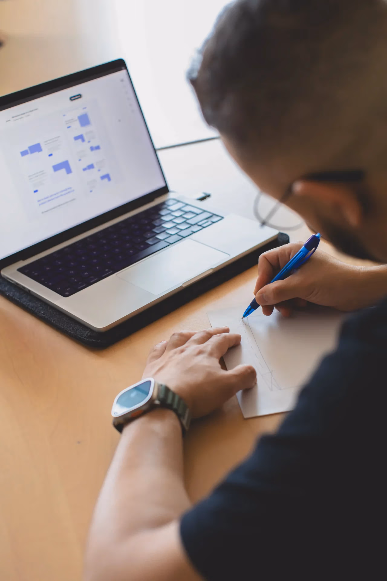 Un expert de l’agence WEBECO à Draguignan accompagne un client dans la conception d’un site web WordPress, en travaillant sur la structure et le design du projet.