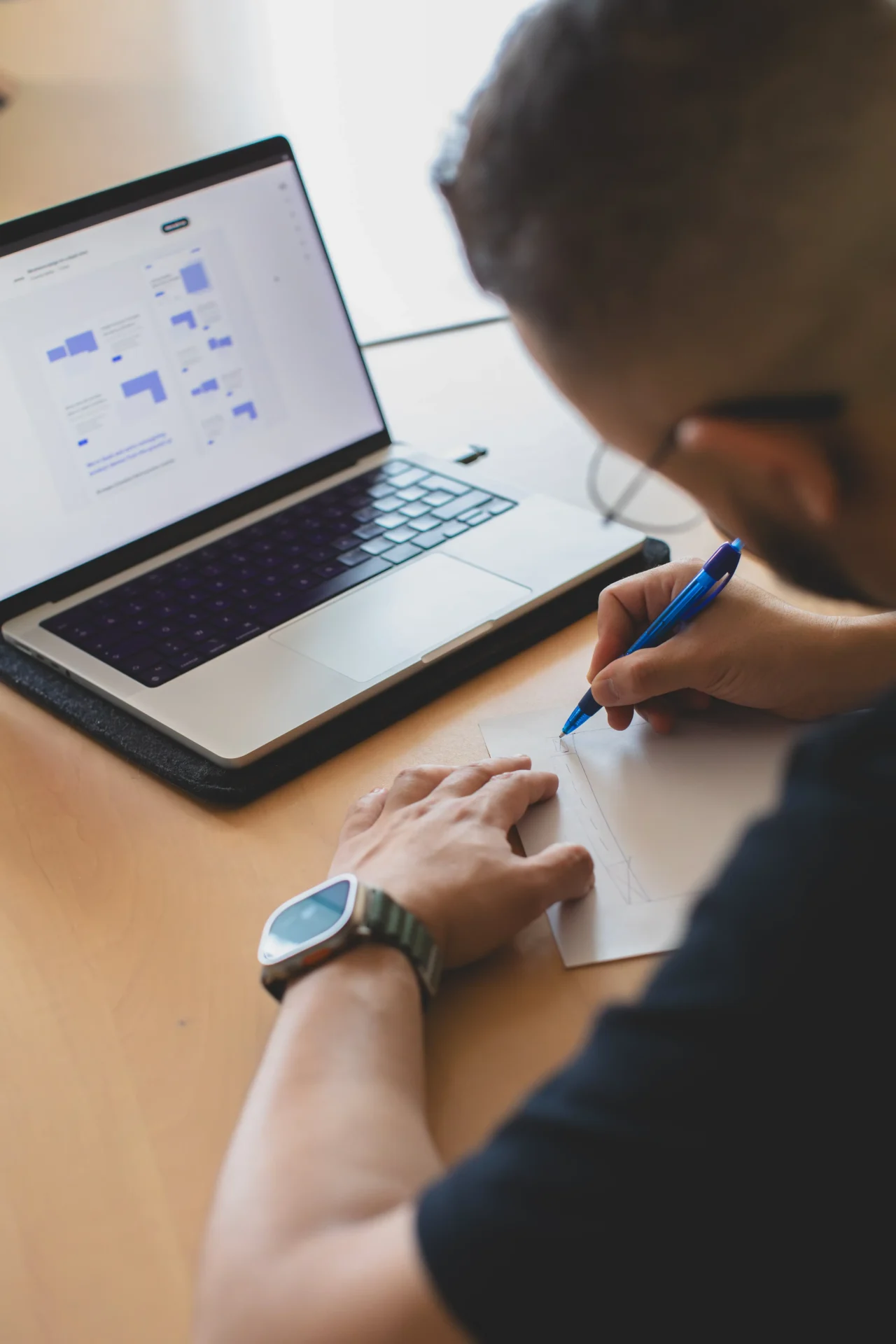 Un expert de l’agence WEBECO à Draguignan accompagne un client dans la conception d’un site web WordPress, en travaillant sur la structure et le design du projet.