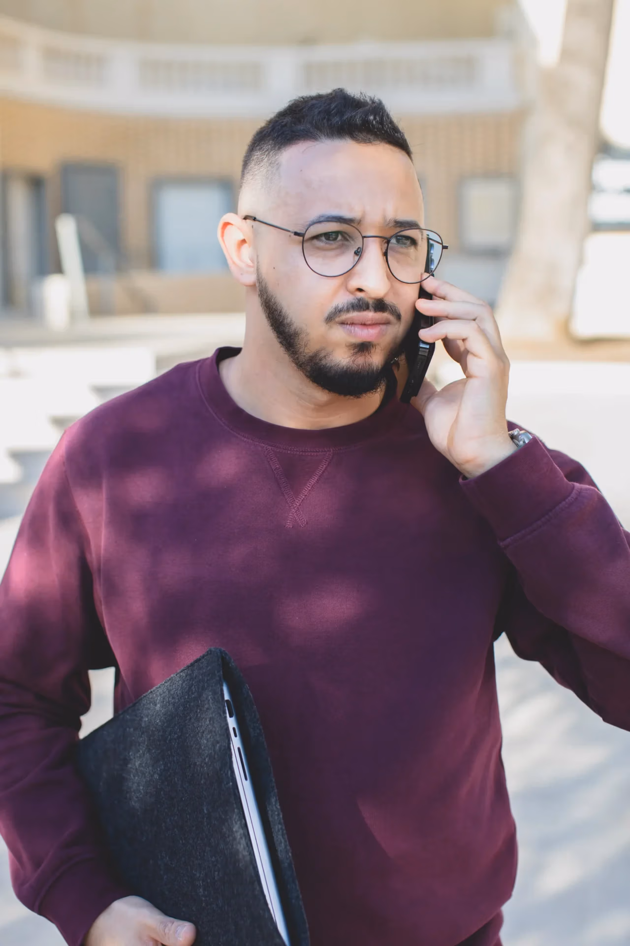 Un consultant de l’agence WEBECO à Draguignan échange avec un client par téléphone pour un accompagnement digital et un suivi de projet web.