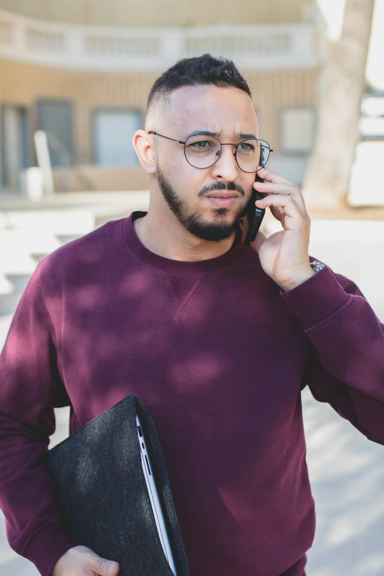 Un consultant de l’agence WEBECO à Draguignan échange avec un client par téléphone pour un accompagnement digital et un suivi de projet web.