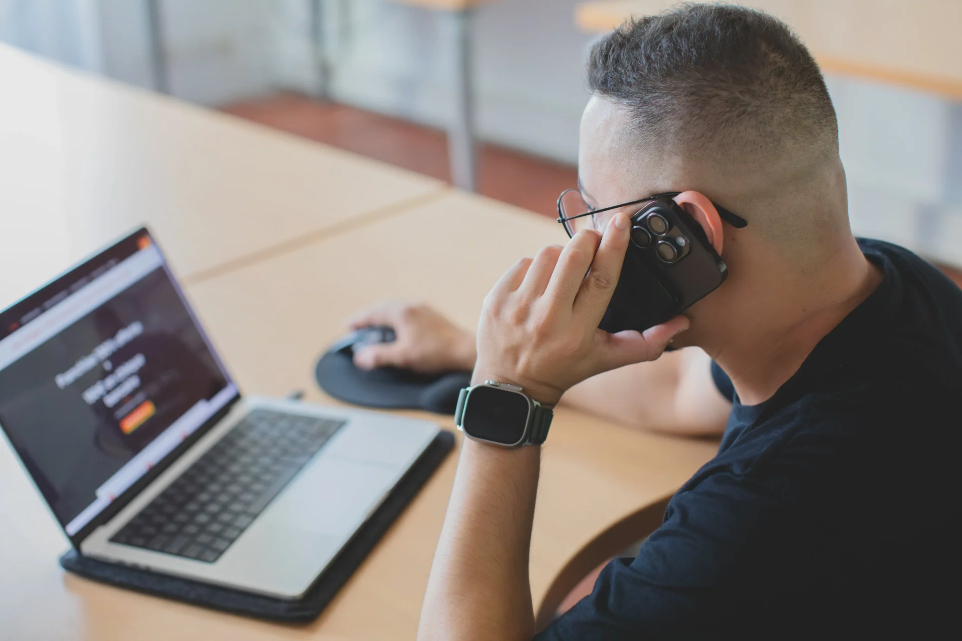 Un chef de projet de l’agence WEBECO à Draguignan échange avec un client par téléphone tout en travaillant sur un site WordPress pour assurer le suivi et la réussite du projet web.