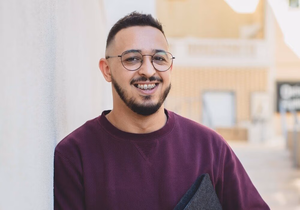 Portrait professionnel d’Ayoub Trhaiti, fondateur de l’agence WEBECO à Draguignan, spécialiste en création de sites WordPress et stratégies SEO pour les TPE et PME.