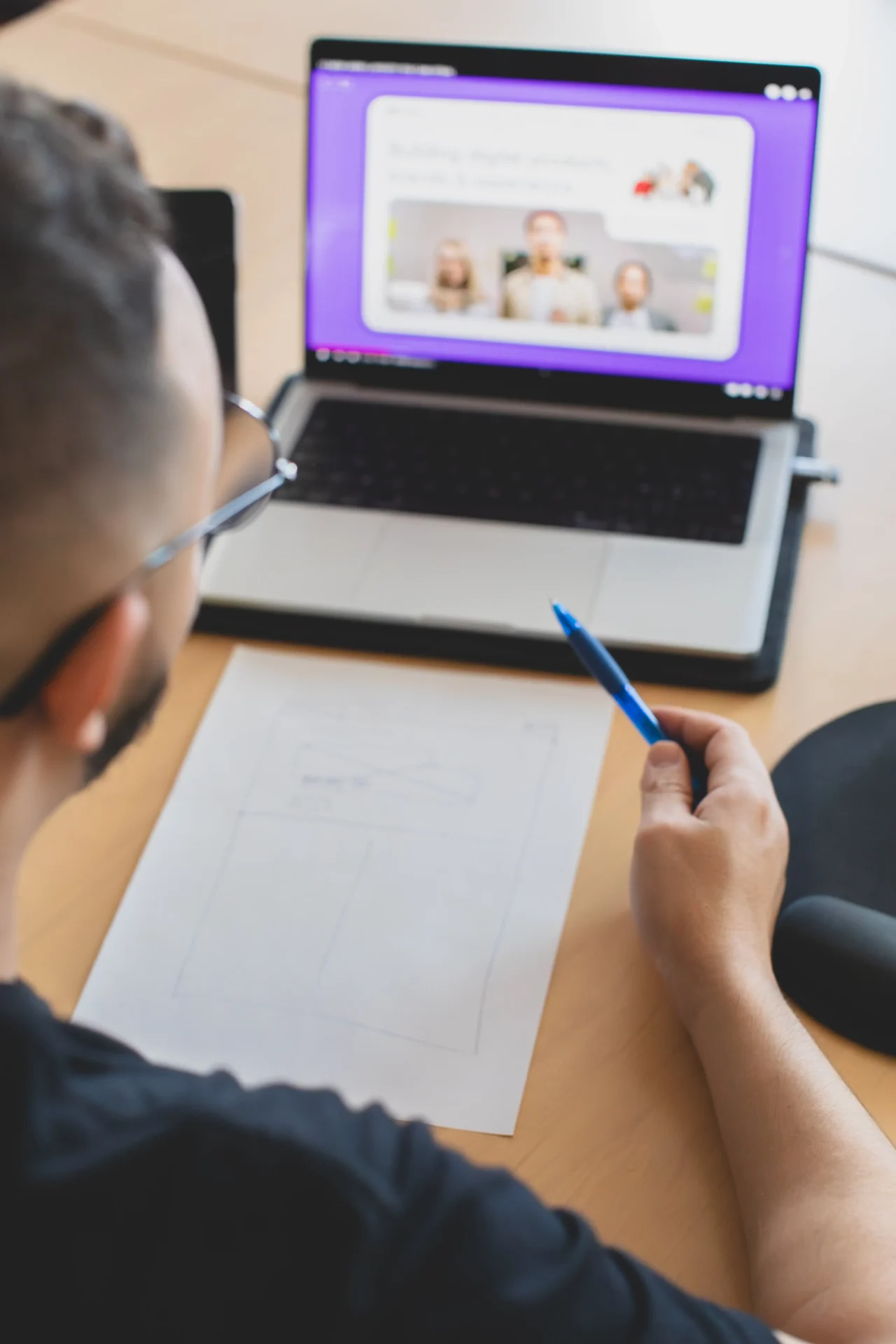 Un concepteur web de l’agence WEBECO à Draguignan prépare la refonte d’un site WordPress en travaillant sur la maquette UX/UI pour améliorer l’expérience utilisateur et le design.