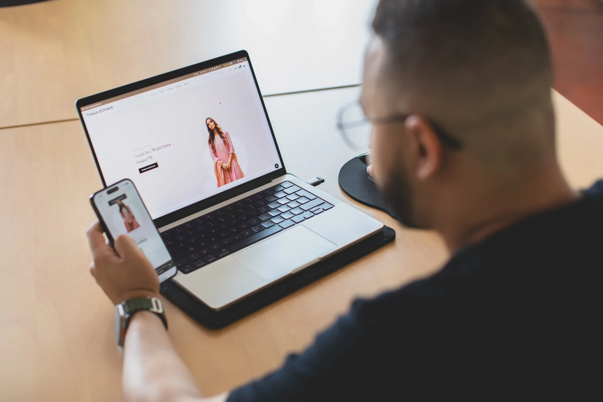 Un concepteur web de l’agence WEBECO à Draguignan vérifie la version responsive d’un site e-commerce WordPress sur ordinateur et mobile pour garantir une expérience utilisateur optimale.