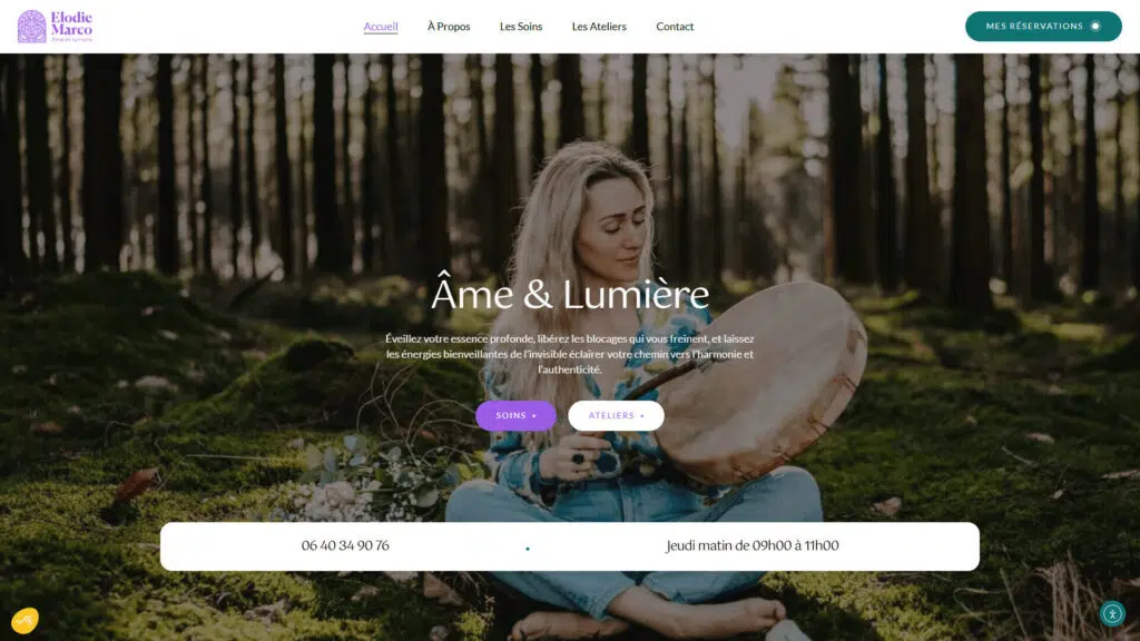 Élodie Marco jouant du tambour dans la forêt, illustrant l’accueil du site Âme & Lumière.