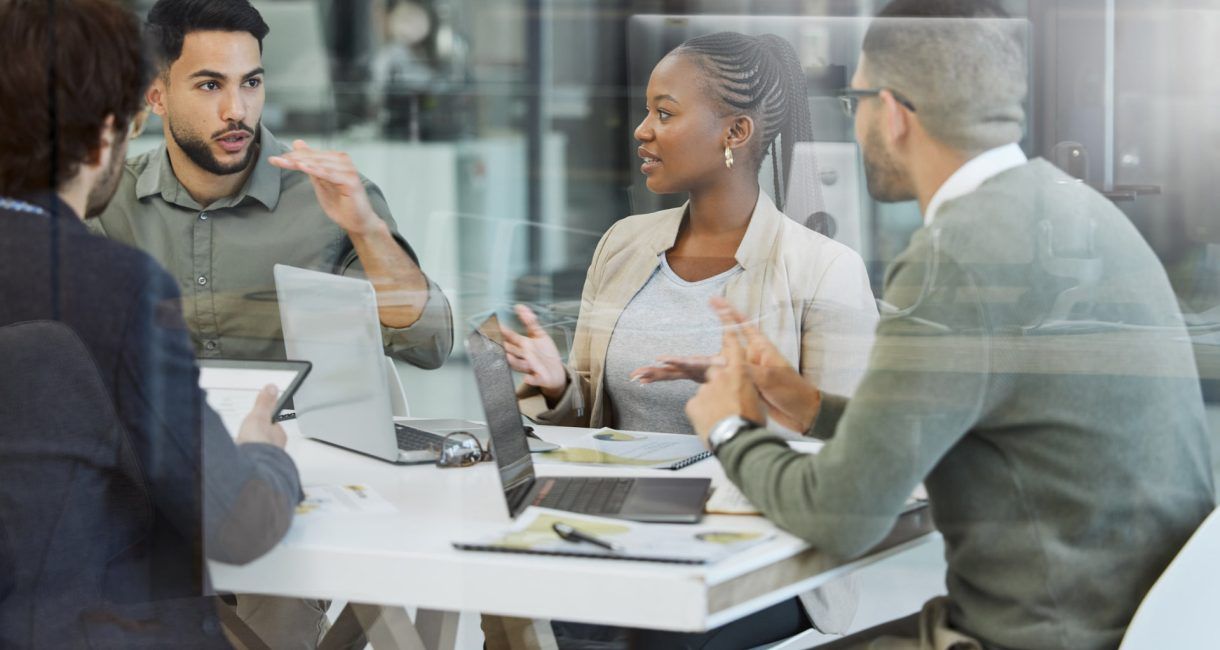Une équipe de l’agence WEBECO à Draguignan échange avec des clients autour d’une table pour les accompagner dans la stratégie digitale et la réussite de leur projet web.