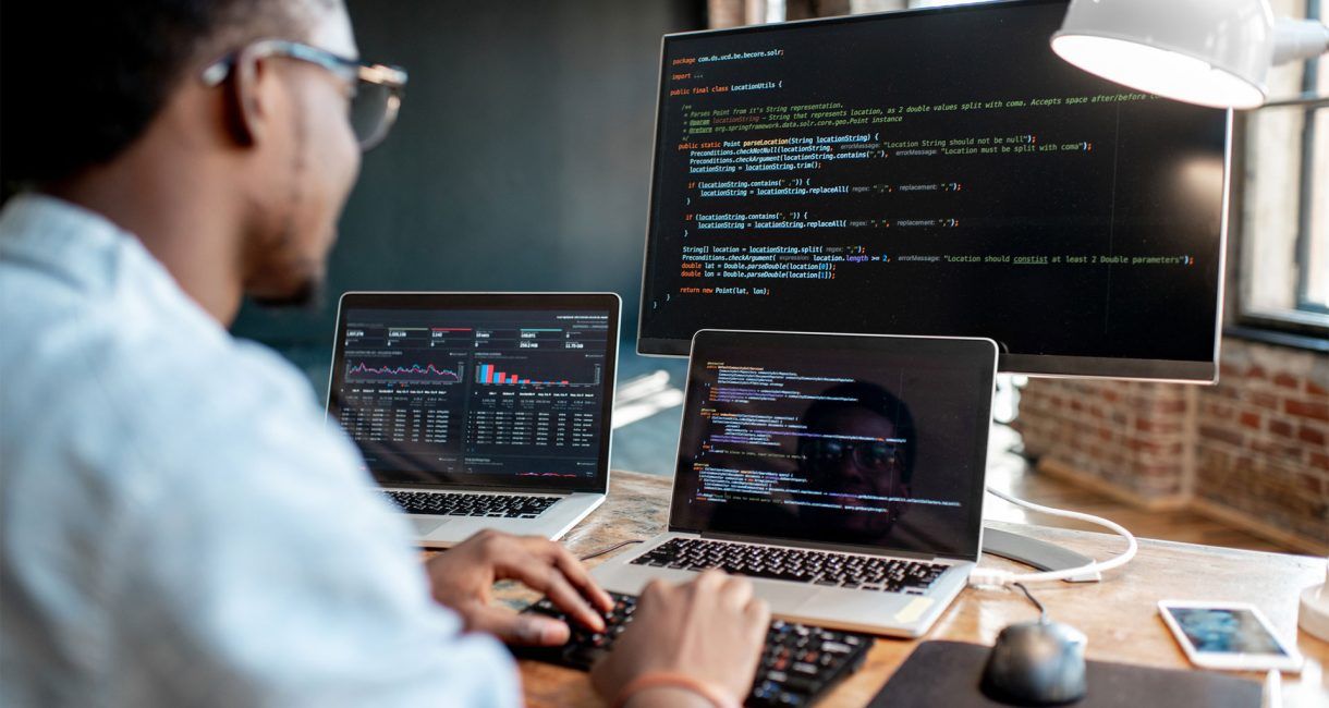 Un développeur web de l’agence WEBECO à Draguignan programme un site sur mesure, en travaillant sur le code et les performances pour une solution WordPress optimisée.