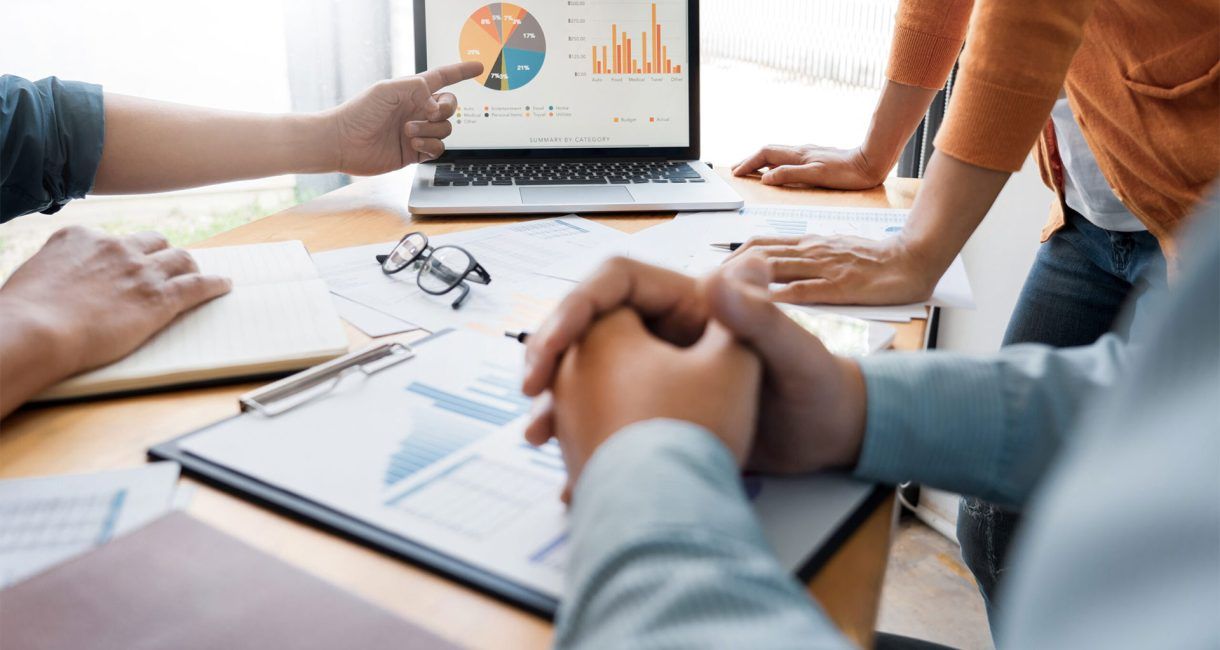 Une équipe de l’agence WEBECO à Draguignan analyse les performances marketing d’un site web à l’aide de graphiques et rapports SEO/SEA pour affiner la stratégie digitale.