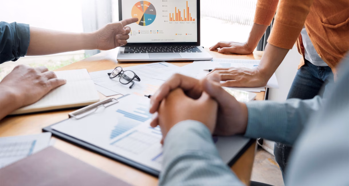 Une équipe de l’agence WEBECO à Draguignan analyse les performances marketing d’un site web à l’aide de graphiques et rapports SEO/SEA pour affiner la stratégie digitale.